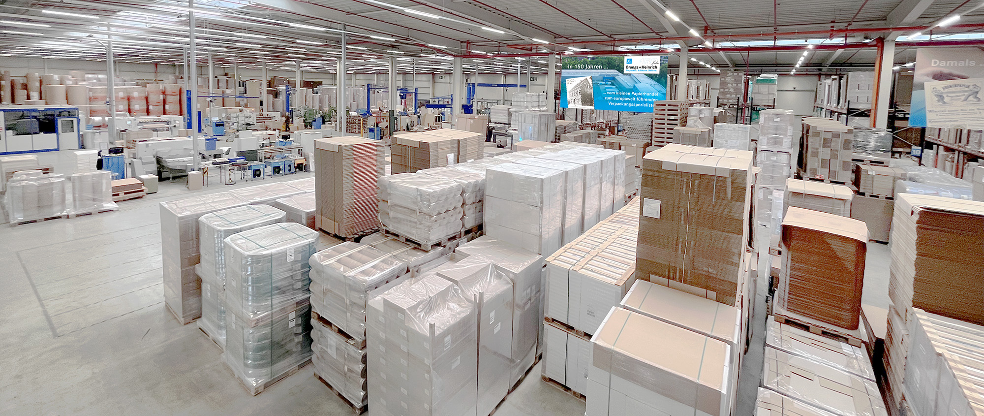 Verpackungen in Logistikhalle
