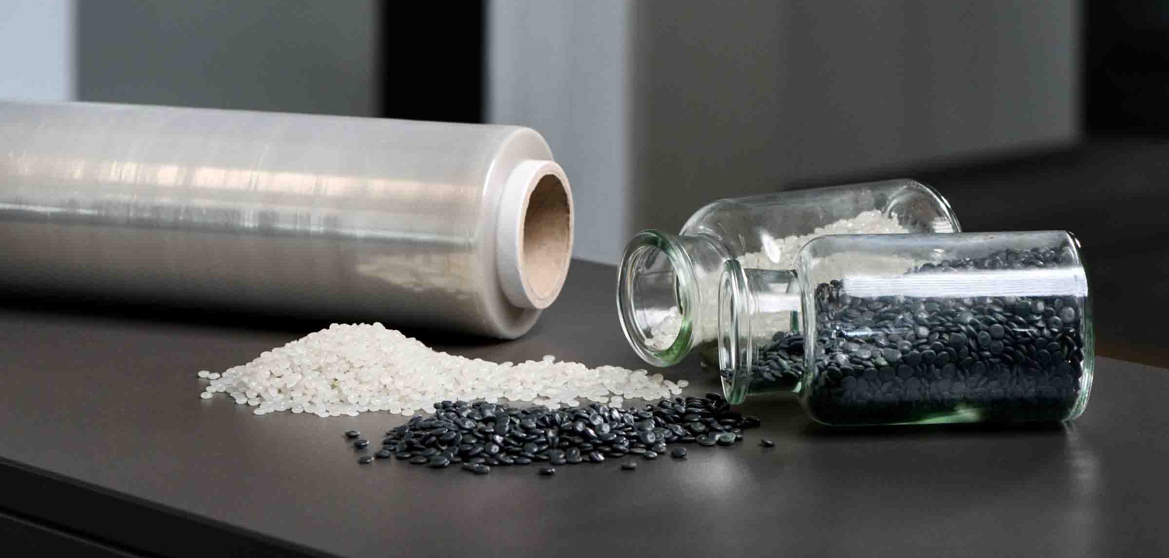 Foliengranulat aus Neurohstoff und aus recycelten Folienabfällen im Vergleich