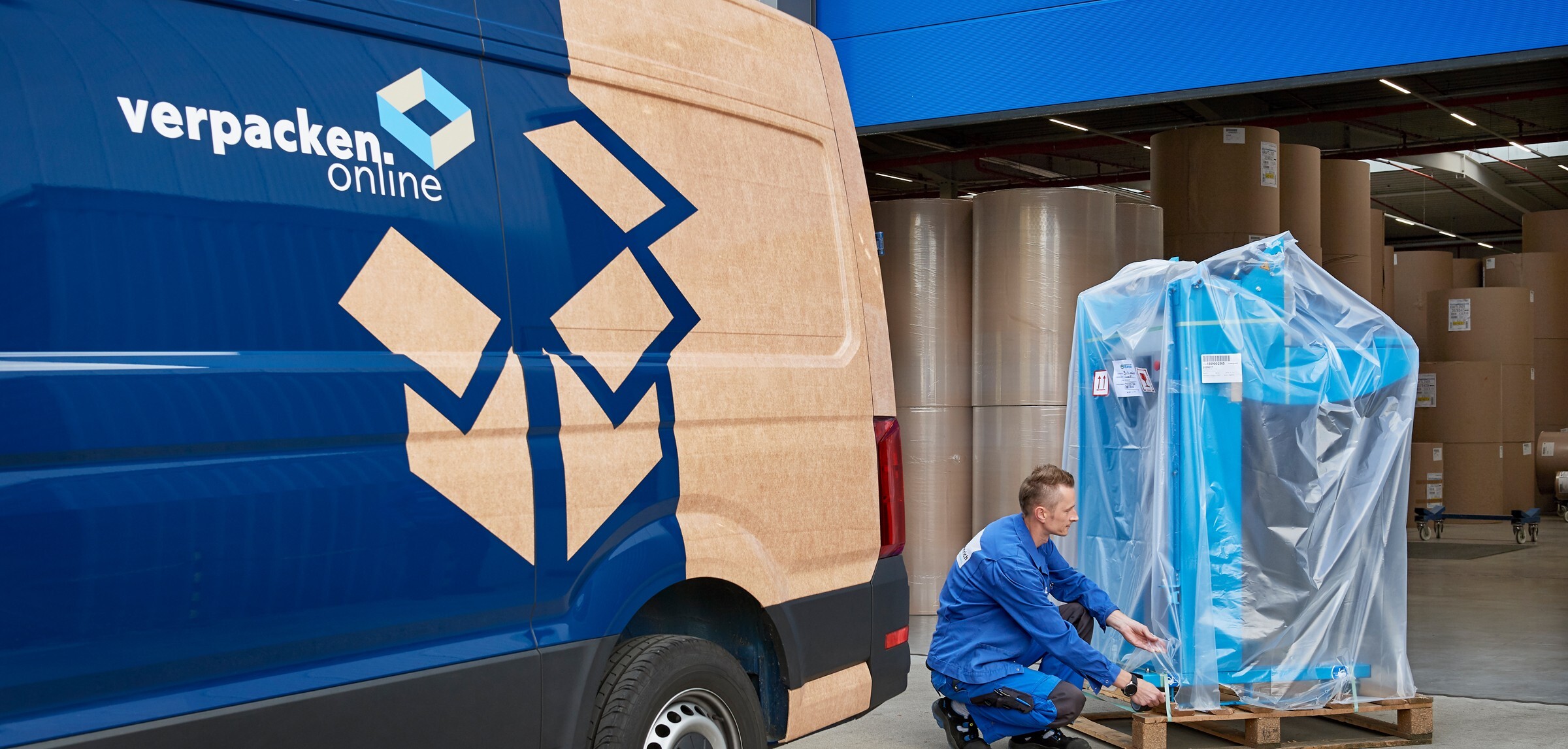 Maschine wird für den verpacken.online Shop zum Versand vorbereitet